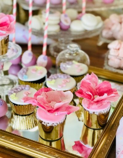 Theme Christening cupcakes with sugar art