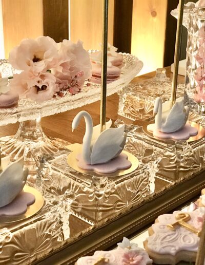 Ιδιαίτερα Cake pops με σμιλευμένη ζαχαρόπαστα τον κύκνο σε λευκή και ροζ απόχρωση