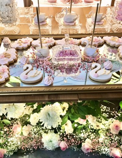 Πλατό με πολλά θεματικά γλυκά με ρομαντική διακόσμηση