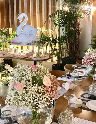 Χειροποίητη κατασκευή ζωγραφισμένη στο χέρι με θέμα κύκνος