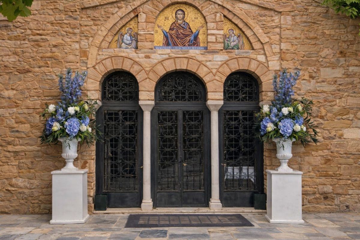 Βάπτιση στην Ιερά Μονή Πεντέλης με Ανθοστολισμό σε Σιέλ και Λευκές Αποχρώσεις