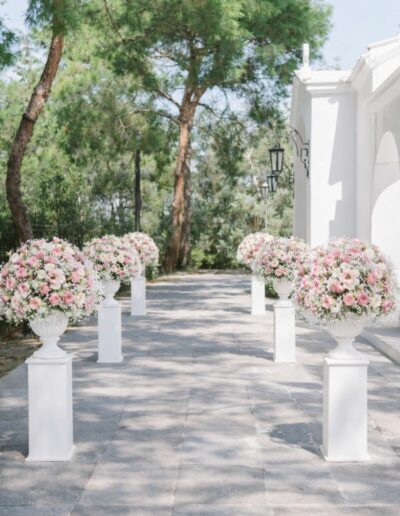 Βάπτιση στην Αγία Φιλοθέη με πλούσιο ανθοστολισμό σε ροζ και λευκές αποχρώσεις