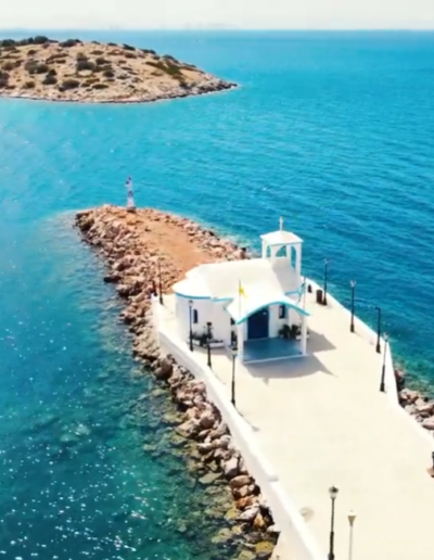 Βάπτιση στην Πάχη Μεγάρων με φόντο το γαλάζιο