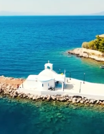 Γενικό πλάνο Παναγίτσας στην Πάχη Μεγάρων πάνω στη θάλασσα