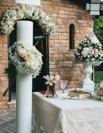 Wedding floral styling combining pastel flowers and natural elegance