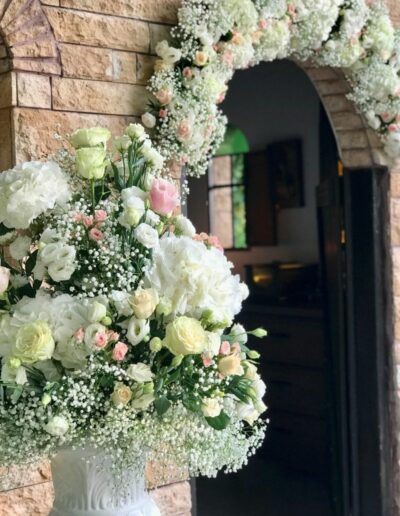 Wedding floral styling combining pastel flowers and natural elegance
